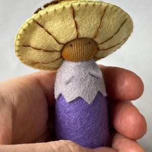 Arius - Muñeca de fieltro de lana con forma de hongo