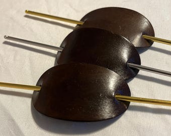 Kleine schokobraune Leder-Haarnadel