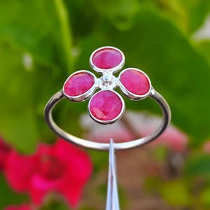 Pierścionek z naturalnym rubinowym wzorem kwiatowym, srebro próby 925, 1,80 grama