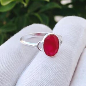 Anillo de plata de ley con rubí rojo natural, joyería hecha a mano.