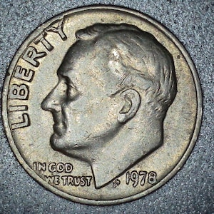 Moneda de diez centavos Roosevelt de 1978 P 10C con errores de alineación en el troquel y el borde. Error de acuñación.