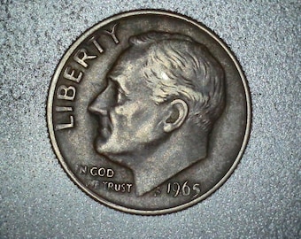 Moneta da 10 centesimi di dollaro Roosevelt del 1965, "Black Beauty", con errore di conio – Tonalità scura • Errore di zecca unico