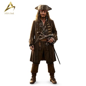 Pode incluir: Imagem de corpo inteiro de uma pessoa com uma fantasia de pirata. O traje marrom inclui um casaco, calças, botas e um chapéu de três pontas. Inclui um cinto, uma espada e uma pistola. A pessoa tem cabelo comprido e trançado.