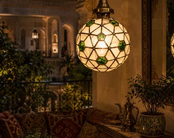 Ręcznie wykonana lampa wisząca w kształcie kuli z marokańskiego mosiądzu — lampa sufitowa ze szkła witrażowego | Geometryczna biel i zieleń.