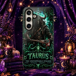 Könnte beinhalten: Eine schwarze Smartphone-Hülle mit einer dunklen, gehörnten Kapuzenfigur, die eine blutige Axt hält. Das Design enthält leuchtend grüne Akzente, den Text TAURUS, THE UNSTOPPABLE STALKER, STEADY, RELENTLESS, IMPASSIBLE, TO STOP sowie Stiersymbole.