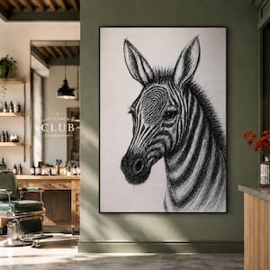 Op de afbeelding: Een groot rechthoekig wandkunstwerk met een gedetailleerde zwart-wit schets van een zebrahoofd. Het kunstwerk toont ingewikkeld lijnwerk en schaduw, waarbij de gelaatstrekken en het streeppatroon van het dier op een witte achtergrond staan.