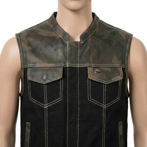 Puede incluir: Un chaleco sin mangas con un patrón de camuflaje en la parte superior del pecho y los hombros, contrastado con una sección inferior negra sólida. La prenda incluye dos bolsillos en el pecho con solapas, costuras claras y un pequeño emblema metálico.