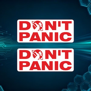 Puede incluir: Dos pegatinas rectangulares blancas con las palabras "DON'T PANIC" en letras rojas. La letra "O" en "DON'T" se reemplaza con un gráfico rojo de una mano que da el visto bueno dentro de un círculo con un anillo alrededor. El fondo es azul oscuro.