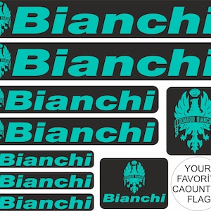 Puede incluir: Una colección de calcomanías para bicicletas Bianchi en varias formas y tamaños. Las calcomanías presentan el logotipo de Bianchi en color turquesa sobre un fondo negro. Algunas calcomanías incluyen el texto "Edoardo Bianchi" y un diseño de escudo.