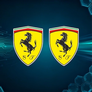 Può includere: Due adesivi gialli a forma di scudo con il logo del cavallino rampante nero. La parte superiore dello scudo ha una striscia rossa e la parte inferiore le lettere "S" e "F" in nero. Lo sfondo è sfumato blu.