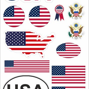 Op de afbeelding: Een verzameling patriottische stickers en emblemen met de Amerikaanse vlag en het woord "USA". Ontwerpen omvatten de vlag in verschillende vormen, een hart, een kaart van de Verenigde Staten en de Amerikaanse adelaar.
