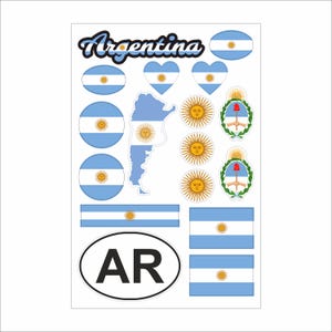Puede incluir: Una hoja de pegatinas con varios diseños relacionados con Argentina. Los diseños incluyen la bandera argentina, un mapa de Argentina, el sol de la bandera y la palabra "Argentina". Las pegatinas son en tonos azules, blancos y amarillos.
