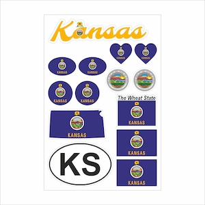 Op de afbeelding: Een vel met stickers met Kansas-thema in verschillende vormen. Bevat ovale, hartvormige en rechthoekige stickers met het staatszegel en het woord "Kansas". De tekst "The Wheat State" is ook aanwezig, samen met een sticker met "KS".