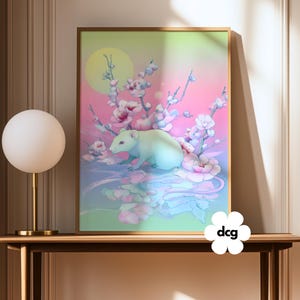 Puede incluir: Una impresión artística enmarcada que presenta una rata azul claro entre flores de cerezo. La obra de arte tiene una paleta de colores pastel suaves con tonos rosas, verdes y amarillos. Una luna llena es visible en el fondo, y la rata se refleja en el agua.