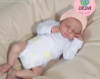 Reborn-babypoplelie: zacht vinyl, lichte huid, stoffen lijfje