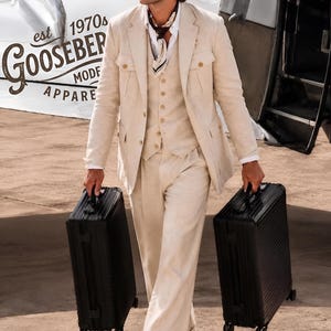 Completo da viaggio da uomo in lino ispirato agli anni '70 / Blazer e pantaloni sartoriali retrò di Gooseberry Apparel / Raffinatezza estiva di alta qualità