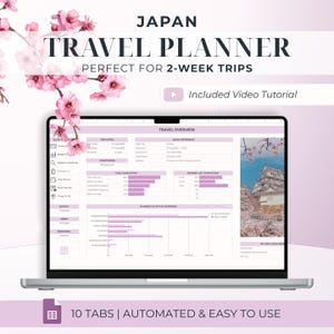 Puede incluir: Un ordenador portátil que muestra un planificador de viajes a Japón con un tema rosa y blanco. La pantalla muestra un itinerario detallado con gráficos. El título "Japan Travel Planner" está en la parte superior, con el texto "Perfect for 2-week trips". Flores de cerezo rosas en el fondo.