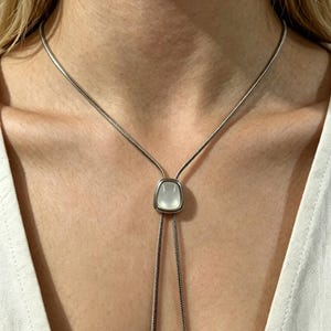 Cravate bolo en pierre crème avec chaîne en argent, collier Bola fait main pour femme, cravates bolo cadeaux de mariage pour cow-boy cow-girl bijoux de mariée