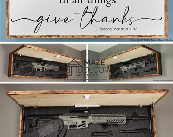 Puede incluir: Letrero de madera con el texto "En todo dad gracias" y un versículo bíblico. Debajo, se muestra un armario de ocultación de armas de madera con un arma de fuego gris claro y accesorios.