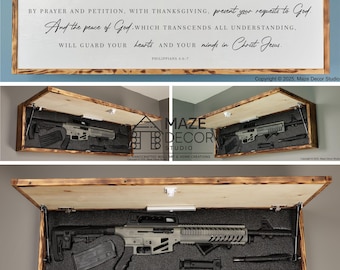 Puede incluir: Caja fuerte para armas montada en la pared, de madera con un acabado claro, que contiene un arma de fuego y accesorios dentro de un interior de espuma. Arriba, un letrero enmarcado muestra una cita religiosa.