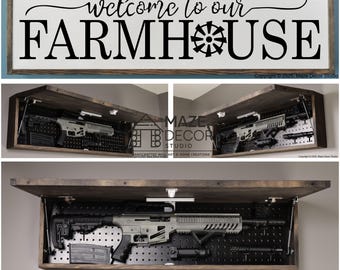 Puede incluir: Un letrero de granja de madera con las palabras "welcome to our FARMHOUSE" en escritura negra y letras de bloque. Debajo hay tres imágenes de armarios de almacenamiento de armas con armas de fuego en su interior. Los armarios son de madera y tienen un interior de tablero perforado.