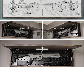 Puede incluir: Un armario de almacenamiento rectangular de pared hecho de madera con un panel frontal abatible que presenta una ilustración de paisaje desértico en blanco y negro. El interior contiene un tablero perforado negro con un rifle y accesorios.