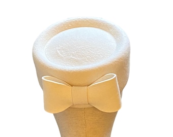 bridal pillbox hat with bow/ winter wedding hat  / white pillbox hat / Jackie O pillbox hat/ ivory cocktail hat / 50s hat / Audrey hat