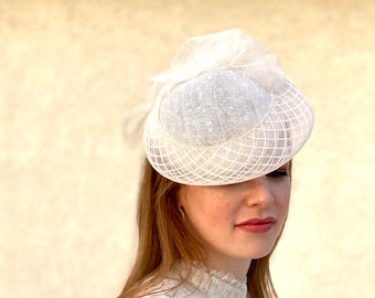 white dress hat/ summer event hat for women UK/ mini wedding hat / ivory bridal hat/ stylish dress hat/ percher hat Israel