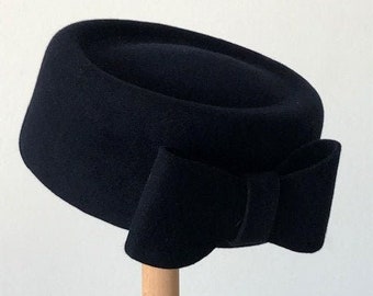 black pillbox hat/ 50s Jackie hat/ winter hat for women/ felt funeral hat/ formal winter hat/ winter wedding hat/ couture occasion hat UK