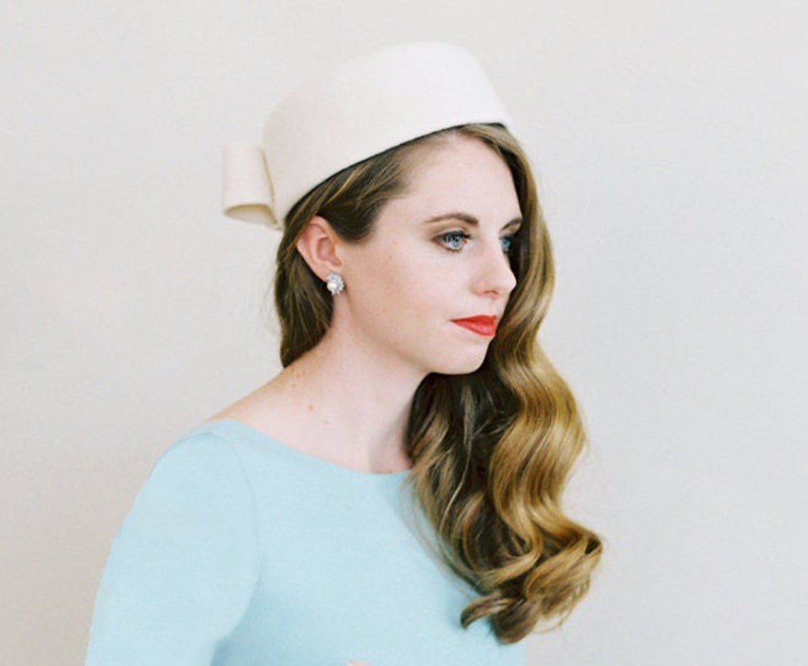Cream Pillbox Hat / Jackie O Pillbox Hat/ Cream Cocktail Hat / 50s Hat
