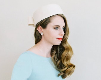 cream pillbox hat / Jackie O pillbox hat/ cream cocktail hat / 50s hat / Kate cocktail hat / Mrs Maisel hat