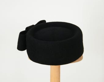 Jackie O hat UK/ black pillbox hat/ Audrey hat/ felt pillbox/ winter wedding hat/ occasion hat UK/ formal winter hat/ winter occasion hat