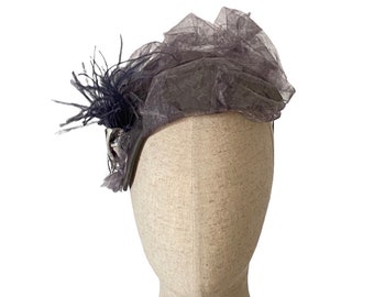 elegant chapeau d ete avec des plummes,  chapeau marriage, chapea pastel, petit chapeau GRIS,BANDEAU pour femme