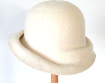 white cloche hat for women/ ladies winter hat/ 20s felt hat/ gift for her/  ivory cloche hat/ white felt hat/ short brim winter hat
