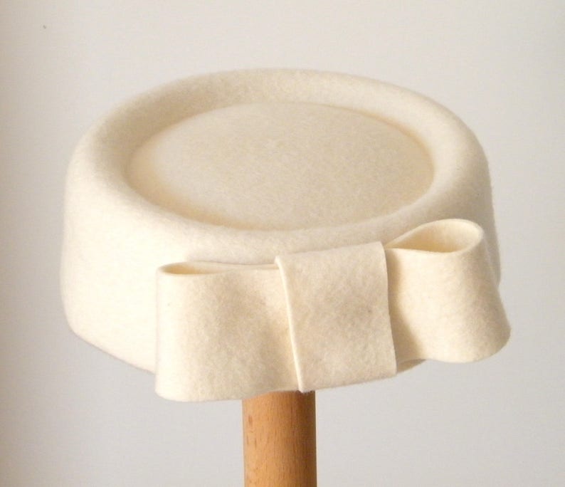 Cream Pillbox Hat / Jackie O Pillbox Hat/ Cream Cocktail Hat / 50s Hat