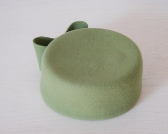 green pillbox hat/ formal hat for women/ Jackie hat/ occasion hat UK/ dress hat/ 60s wedding hat/ retro bridal hat