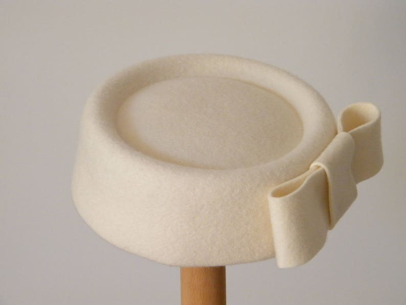 White pillbox hat with bow / Jackie O hat / wedding hat / Etsy