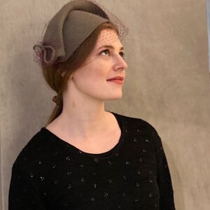 grey pillbox hat/ formal winter hat/ elegant cocktail hat/ 30s style hat/ winter occasion hat for women UK/ grey dress hat/ grey felt hat image 2
