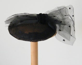 black occasion hat, formal summer hat, 20s hat, black cocktail hat, black wedding hat UK, funeral hat, black fascinator, event hat for women
