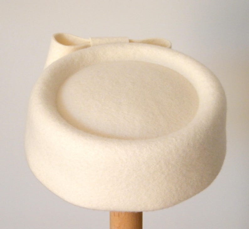 Cream Pillbox Hat / Jackie O Pillbox Hat/ Cream Cocktail Hat / 50s Hat