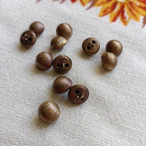 Set aus 11 ovalen Ösenknöpfen aus Messing, gewölbt, 10 mm