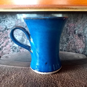 Può includere: Arazzo tessuto con motivi geometrici nei toni del blu, arancione e crema. L'arazzo presenta un design ripetitivo di ispirazione azteca. L'arazzo da parete tessuto è rettangolare e adatto all'arredamento della casa. L'arazzo misura circa 91 cm di larghezza e 122 cm di lunghezza.