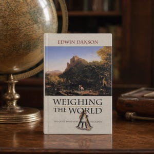 Op de afbeelding: Een hardcover boek getiteld Weighing the World door Edwin Danson. De kaft toont een landschapsschilderij van een berg en een ruiter te paard. De titel is in zwarte letters gedrukt en een kleine illustratie van een sextant staat in het midden.