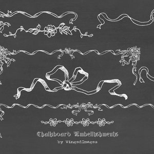 Puede incluir: Un conjunto de dibujos de tiza blanca en una pizarra negra que presenta varios adornos de cintas y flores. El texto "Chalkboard Embellishments by WingedImages" está en la parte inferior de la imagen.