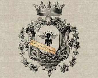 Op de afbeelding: Een zwart-witte illustratie van een bij in een decoratief frame met een kroon erop. Het frame is omgeven door bloemmotieven. De tekst "Winged Images" is zichtbaar op een label.