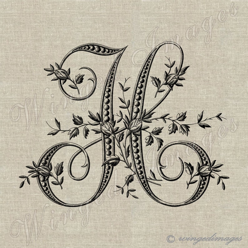 Puede incluir: Una letra "M" negra ornamentada con adornos florales y de cuentas. La letra est&aacute; rodeada de delicadas hojas y rosas, sobre un fondo de lino neutro. El dise&ntilde;o tiene un estilo vintage grabado.