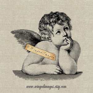 Puede incluir: Ilustración vintage en blanco y negro de un ángel querubín con alas, mirando hacia arriba y apoyando la barbilla en la mano. La imagen incluye el texto "© Winged Images" en una etiqueta de papel marrón.