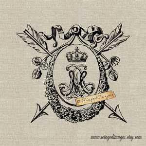 Peut inclure: Une illustration en noir et blanc d'un blason avec une couronne, deux flèches et une couronne de fleurs. Le blason présente les lettres "M" et "A" entrelacées. Le texte "© Winged Images" est visible dans le coin inférieur droit.