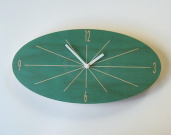 Reloj de pared ovalado de madera: reloj silencioso moderno de mediados de siglo