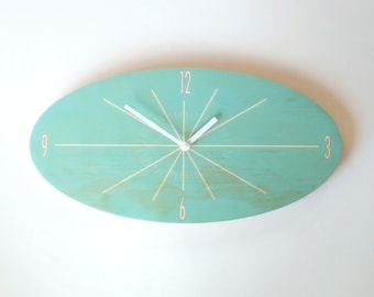 Reloj de pared ovalado de madera verde azulado claro: reloj silencioso moderno de mediados de siglo
